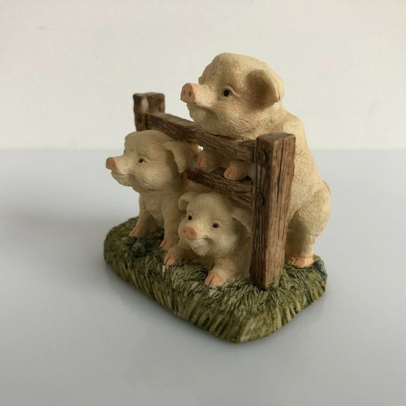 3 pigs and a fence. Resin figurine. 2.5 inches tall Overall in great condition - Picture 4 of 5